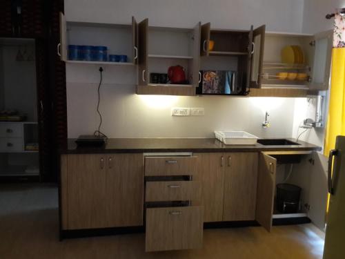Η κουζίνα ή μικρή κουζίνα στο Studio and One bedroom Apartment in Riviera Sapphire, Siolim
