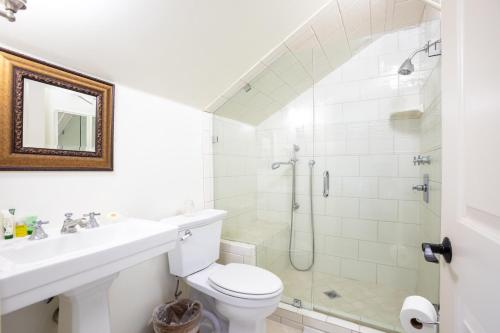 Bilik mandi di Arroyo Vista Inn