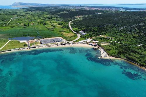z powietrza widok na plażę i ocean w obiekcie Apartments by the sea Stara Novalja, Pag - 4106 w Novalji