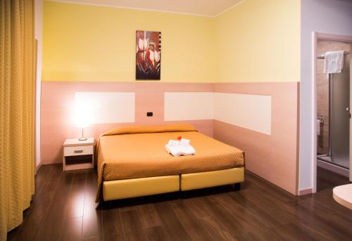 Un pat sau paturi într-o cameră la Groane Hotel Residence