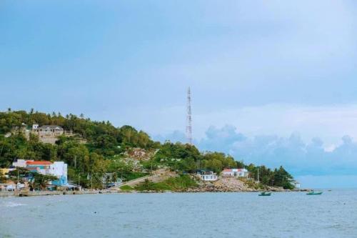 a small island in the middle of a body of water at Huy Hoàng Homestay Kiên Giang in Lai Sơn