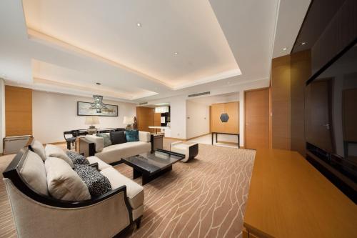 Ruang duduk di Crowne Plaza Yangzhou by IHG