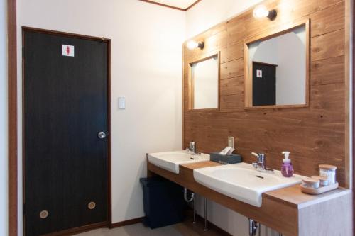 a bathroom with two sinks and a mirror at ロッヂモントゼー in Yuzawa