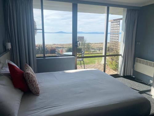 Katil atau katil-katil dalam bilik di Swansea Motor Inn Tasmania
