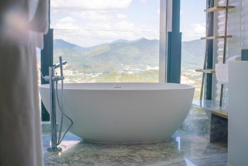Ein allgemeiner Bergblick oder ein Berglick von des Hotels aus