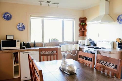 una cocina con una mesa con una vela en Walk to Town center with Views, en Queenstown