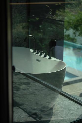 a remote control boat sitting on top of a window at Yakamoz Qianchuan Hotel in Lin'an