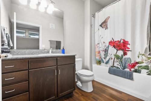 Vannituba majutusasutuses Vibrant 2BR Corner Suite and Free Parking at CityWay