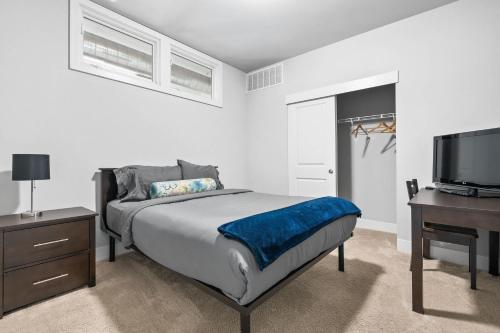 Voodi või voodid majutusasutuse Vibrant 2BR Corner Suite and Free Parking at CityWay toas