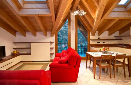 ポンテ・ディ・レーニョにあるArsen Houseのリビングルーム(赤い椅子、テーブル付)