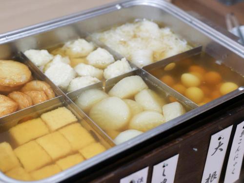 姫路市にある天然温泉 白鷺の湯 ドーミーイン姫路のさまざまな種類の食品が詰まった陳列ケース