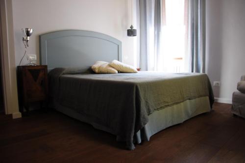 a bedroom with a bed with two pillows on it at Oberdan Ospitalita' in Todi