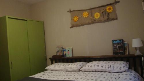 ピーラにあるAppartamento Vacanza Pila cir 0089のベッドルーム1室(枕2つ、緑のキャビネット付)