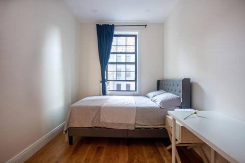 a bedroom with a bed and a window at Little manhattan near Time Square in New York