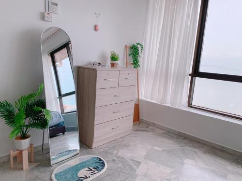 - un dressing avec une commode et un miroir dans l'établissement Glory Beach Duplex Ocean View - 8Pax 3BR & FREE Disney Hotstar, à Port Dickson