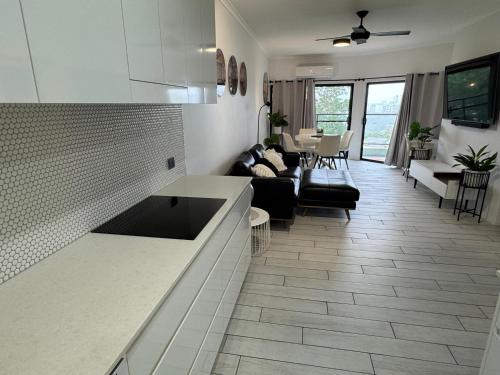 Μια τηλεόραση ή/και κέντρο ψυχαγωγίας στο Modern Exec Apartment
