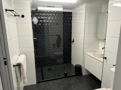 Ένα μπάνιο στο Modern Exec Apartment