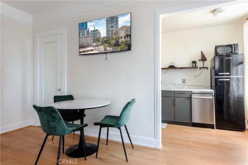 Η κουζίνα ή μικρή κουζίνα στο Ocean View Studio Near Convention Center and Beach