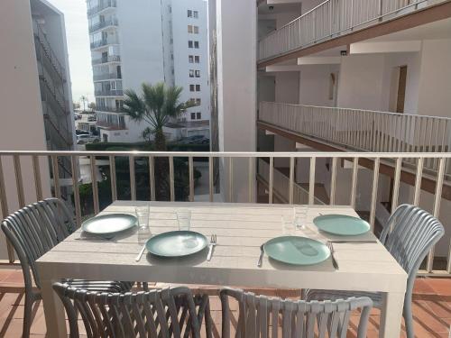 Apartamento en 2ª línea de playa con terraza, parking y WIFI, cerca de comercios. - ES-258-119