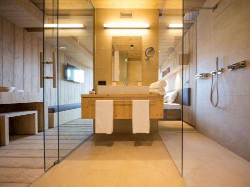フューゲンベルクにあるダス ヴィーゼッグのバスルーム(シンク、シャワー、鏡付)