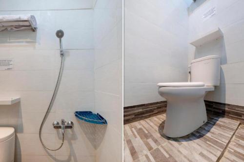 TelukjambeにあるOYO Life 3246 Walnut Inn G-10のバスルーム(シャワー、トイレ付)が備わります。