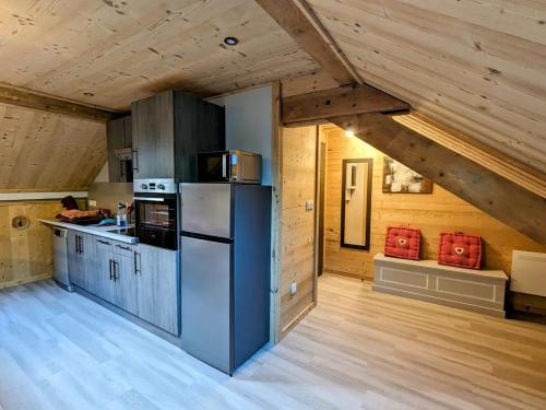 - une cuisine avec un réfrigérateur bleu dans la chambre dans l'établissement Appartement 42m² cosy avec parking, WiFi, proche pistes, La Bresse - FR-1-589-684, à La Bresse