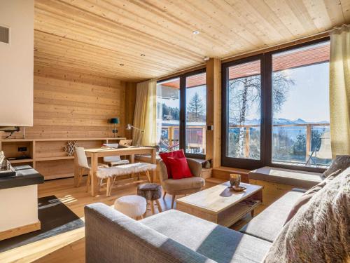 un salon avec un canapé et une table dans l'établissement Chalet skis aux pieds avec cheminée et parking - FR-1-686-43, à Bourg-Saint-Maurice
