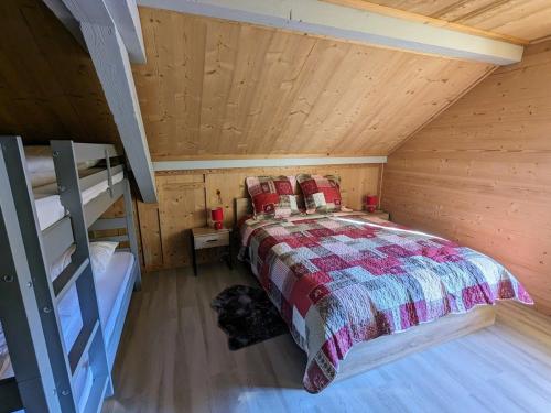 une chambre avec un lit dans une cabane en bois dans l'établissement Appartement 42m² cosy avec parking, WiFi, proche pistes, La Bresse - FR-1-589-684, à La Bresse