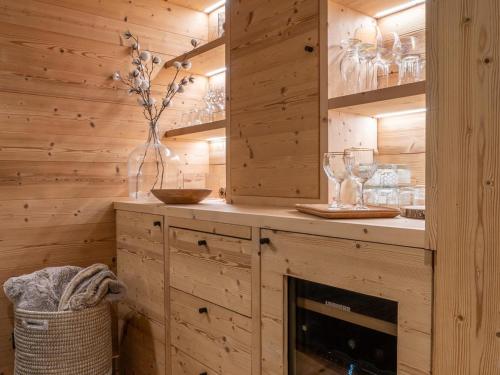 une cuisine avec une cheminée dans un mur en bois dans l'établissement Chalet skis aux pieds avec cheminée et parking - FR-1-686-43, à Bourg-Saint-Maurice