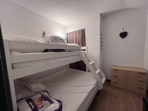 - une chambre avec des lits superposés blancs dans l'établissement Charmant T2 proche centre, 4-5 pers, cadeau bienvenue - FR-1-812-67, à Cauterets