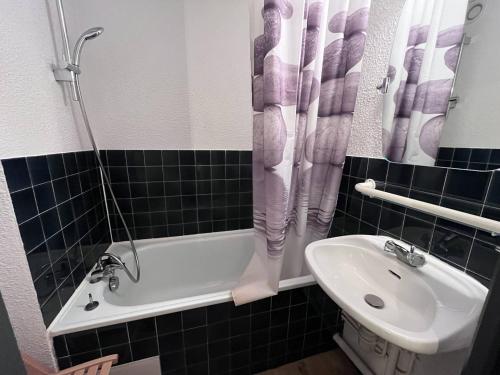 une salle de bain avec un lavabo et une baignoire et des toilettes et un lavabo dans l'établissement Charmant T2 proche centre, 4-5 pers, cadeau bienvenue - FR-1-812-67, à Cauterets