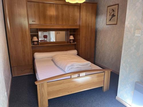 une petite chambre avec un lit dans une pièce dans l'établissement Confort familial à Cauterets, 4 pers., calme et bien situé - FR-1-812-75, à Cauterets