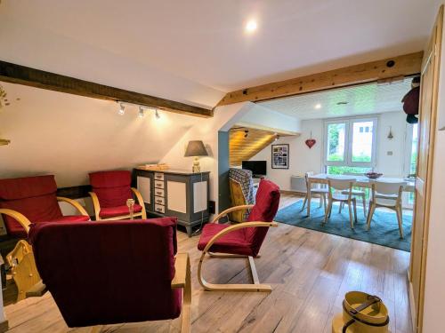 un salon avec des chaises rouges et une table dans l'établissement Gîte montagnard La Bresse 4 pers, terrasse, parking, WIFI - FR-1-589-693, à La Bresse