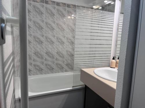 une salle de bain avec douche et lavabo dans l'établissement Studio Centre Cauterets avec Parking et Vue Montagne - FR-1-812-8, à Cauterets