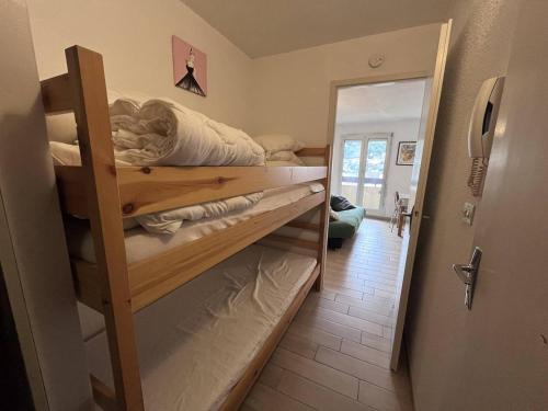 Cette chambre comprend 2 lits superposés et un couloir. dans l'établissement Studio cosy en centre-ville avec balcon et cellier à skis - FR-1-812-15, à Cauterets