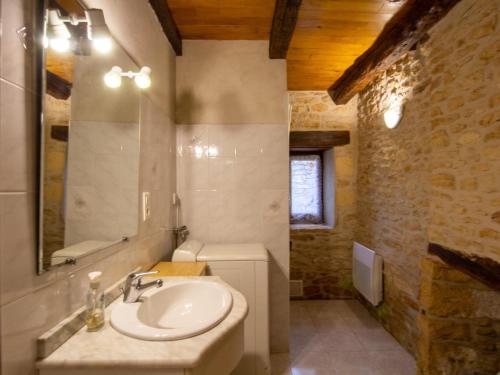 Charmante maison rustique en pierres, proche de Sarlat - FR-1-616-385 في Marcillac-Saint-Quentin: حمام مزود بحوض ومِرآة