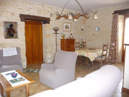 un salon avec une table et des chaises dans l'établissement Maison à Proissans: Confort, Cour Close, Près de Sarlat - FR-1-616-390, à Proissans