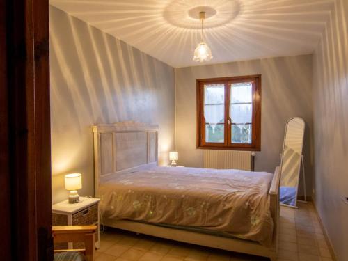 une chambre avec un lit et une fenêtre dans l'établissement Gîte à la ferme avec piscine et wifi près de Bergerac - FR-1-616-396, à Naussannes