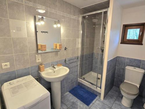 Koupelna v ubytování Charmante maison près de Sarlat avec jardin et internet - FR-1-616-398