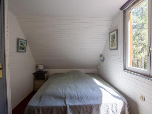 a small bedroom with a bed and a window at Chalet rustique au cœur du Périgord Noir avec terrasse et confort inclus - FR-1-616-397 in Saint-Pompont