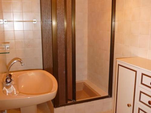 une salle de bain avec un lavabo et une douche dans l'établissement Gîte confortable proche Sarlat, jardin, ping-pong, parking - FR-1-616-403, à Proissans