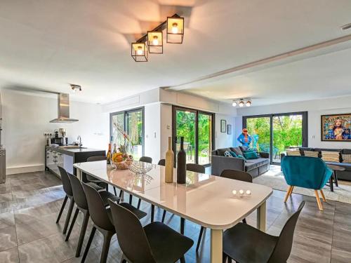 une cuisine et un salon avec une table et des chaises dans l'établissement Maison moderne avec jardin, confort et proximité Lille - FR-1-510-227, à Marcq-en-Barœul