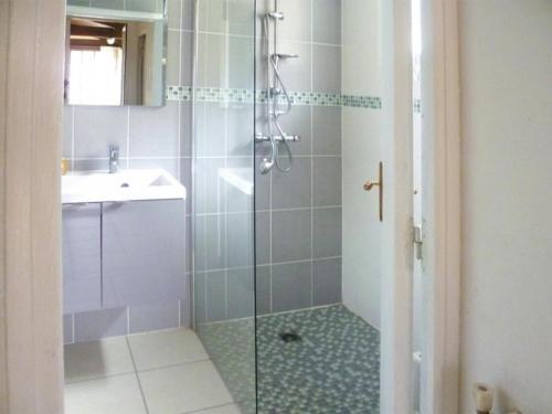 Ένα μπάνιο στο Charmante maison en Périgord Noir avec jardin et barbecue - FR-1-616-393