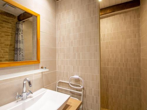 une salle de bain avec un lavabo et un miroir dans l'établissement Maison rustique avec jardin et équipements pour enfants, proche Sarlat - FR-1-616-394, à Marcillac-Saint-Quentin