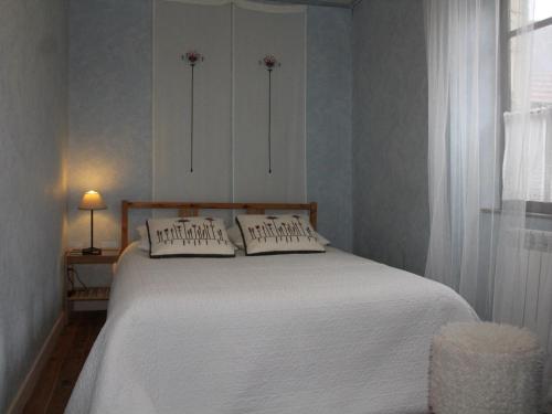 Ένα ή περισσότερα κρεβάτια σε δωμάτιο στο Charmante maison en Périgord Noir avec jardin et barbecue - FR-1-616-393