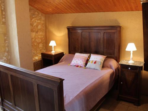 - une chambre avec un lit et 2 lampes sur les tables dans l'établissement Gîte périgourdin avec piscine partagée, cheminée et animaux admis près de Bergerac - FR-1-616-416, à Naussannes