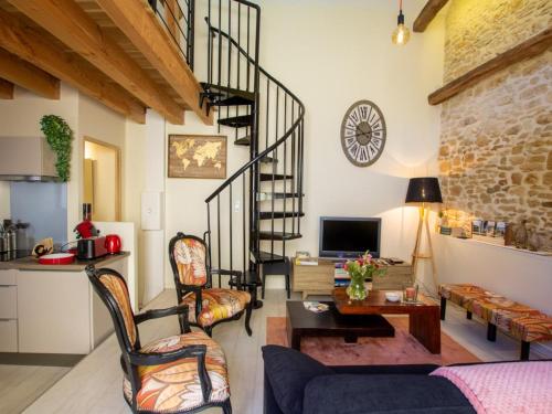 - un salon avec un escalier en colimaçon dans une maison dans l'établissement Chaleureuse escapade périgourdine avec terrasse et mezzanine - FR-1-616-419, à Auriac-du-Périgord