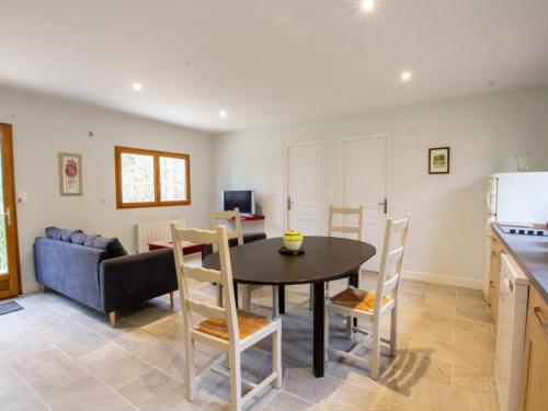 Gallery image of Chalet bois intime avec Wifi, piscine partagée, à 1 km de St Pompont - FR-1-616-429 in Saint-Pompont