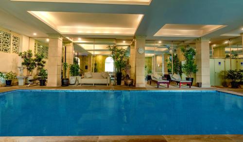 Der Swimmingpool an oder in der Nähe von Palace Gate Hotel & Residence By EHM