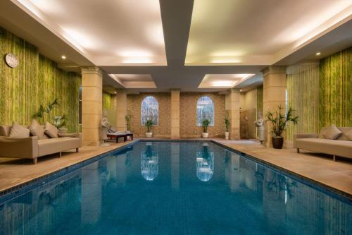 Der Swimmingpool an oder in der Nähe von Palace Gate Hotel & Residence By EHM